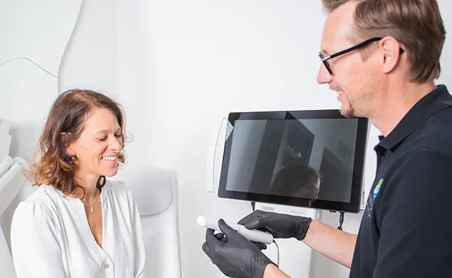 Digitale Abformung mit Intraoralscanner in der Zahnarztpraxis durch geschultes Fachpersonal